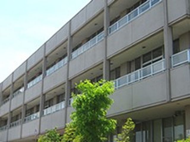 広々とした建物の外観 外観 自然光をたっぷり取り入れることができる広いバルコニーが特徴です。心地よい環境を提供しています。