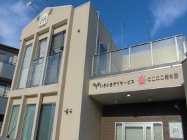 日差しの当たる外観 外観 明るい日差しが差し込む開放的な建物で、快適な環境での勤務が期待できます。
