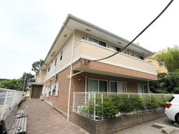 明るい外観の建物