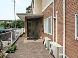 モダンな建物のエントランス