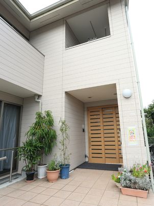 エントランスの明るい外観