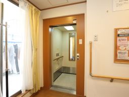 エレベーター前の明るい廊下