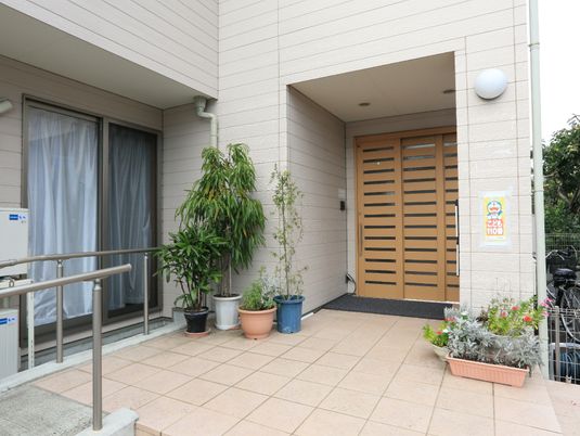エントランスの明るい外観
