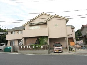 ベージュの建物外観
