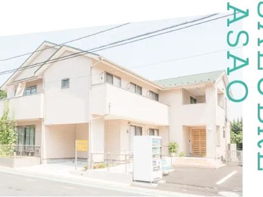 明るい外観の建物  