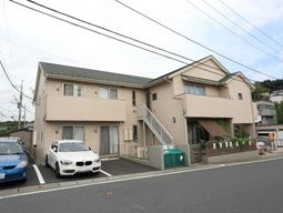 落ち着いた色合いの外観