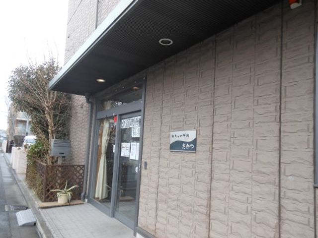 清潔感のあるエントランス 外観 心地よいアプローチと清潔で明るいエントランスが、来訪者を穏やかな気持ちで迎えます。