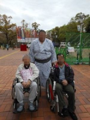 車椅子利用者3人の外出シーン