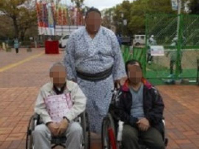 車椅子利用者3人の外出シーン 外出 温かい看護スタッフと一緒に外出する様子が伺えます。快適な支援で自由な時間をご提供しています。