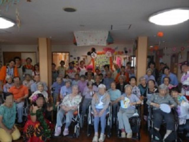 イベントを楽しむ人々の様子 納涼祭 活気に満ちた食堂で行われる催し物には、常に笑顔あふれる光景が広がっており、職員とご利用者様が和やかな時間を過ごされています。