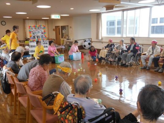 活動する入居者の多目的室