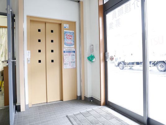 エントランスの自動ドア