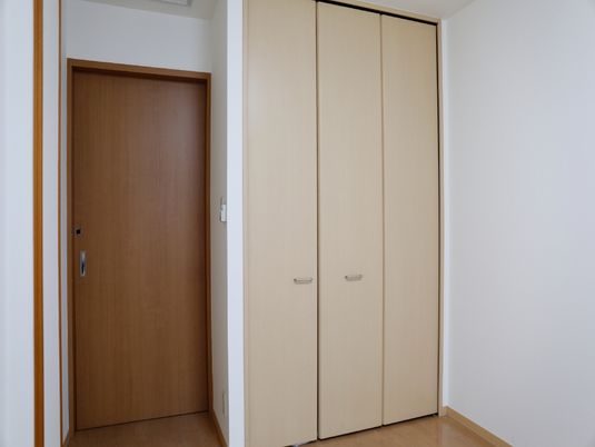 シンプルな洋室のクローゼット