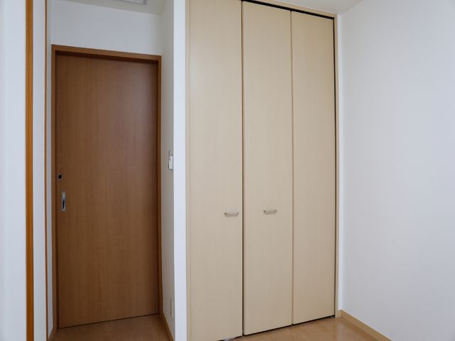 シンプルな洋室のクローゼット 居室内クローゼット すっきりとした造りの洋室には収納力の高いクローゼットが整備されており、生活空間を広く使えます。