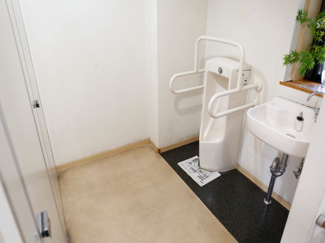 バリアフリー対応トイレ トイレ 手すり付きで安心のトイレ空間です。清潔感があり、使いやすさに配慮されております。