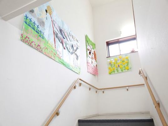 階段と絵画のある廊下