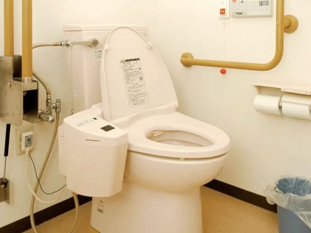 使いやすいトイレ トイレ 広々としたトイレには、手すりが各所に設置され、安全に利用できる工夫がされています。