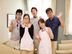 スタッフが笑顔で挨拶