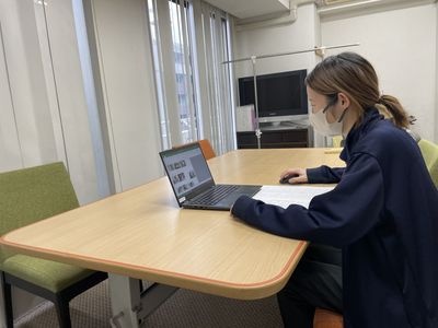 職員がデスクワークをする様子