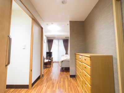 清潔な居室のドア開口部