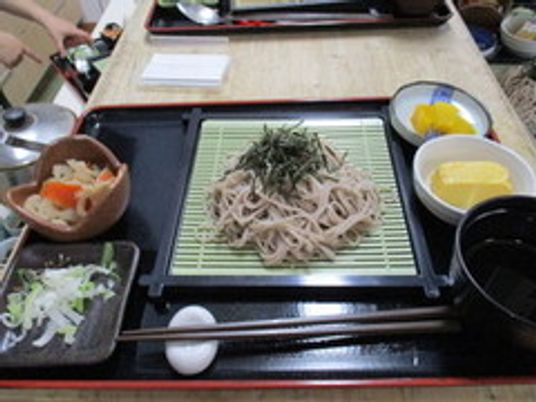 昼食用のそばと小鉢