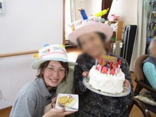 笑顔でお祝いする様子