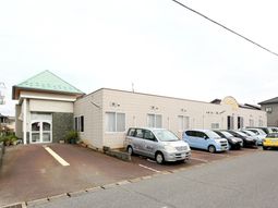 明るい外観の建物