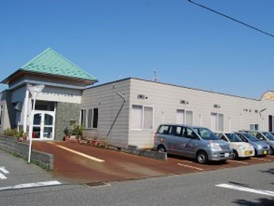明るい外観の施設正面