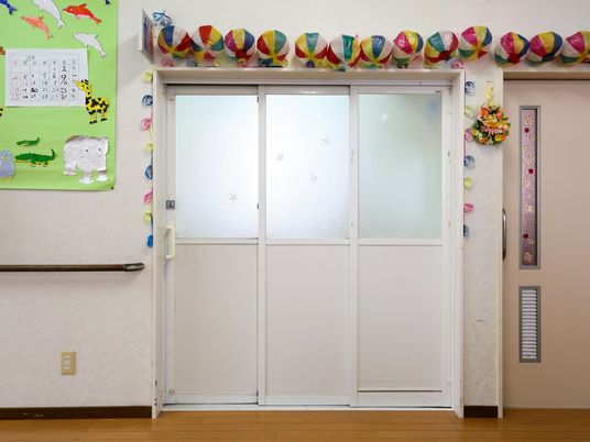手作り装飾のある廊下