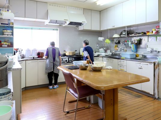 キッチンで作業する人々