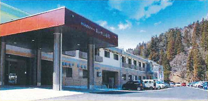 山間の施設外観
