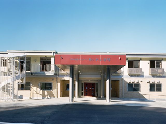 正面玄関の外観 外観   青空の下に、落ち着いた色合いの建物正面が広がっています。車寄せのある玄関で、出入りしやすそうです。