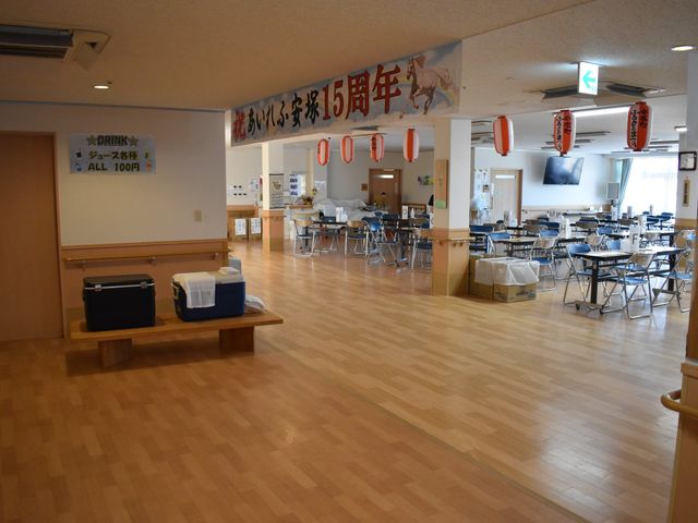 広い食堂の様子 食堂   木目調の床が広がる明るい食堂です。テーブルと椅子がゆったり並び、会話や食事の時間を過ごしやすい空間です。