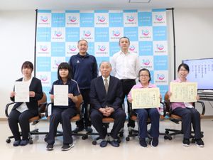 表彰式の集合場面  