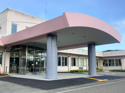 広い入口の建物外観