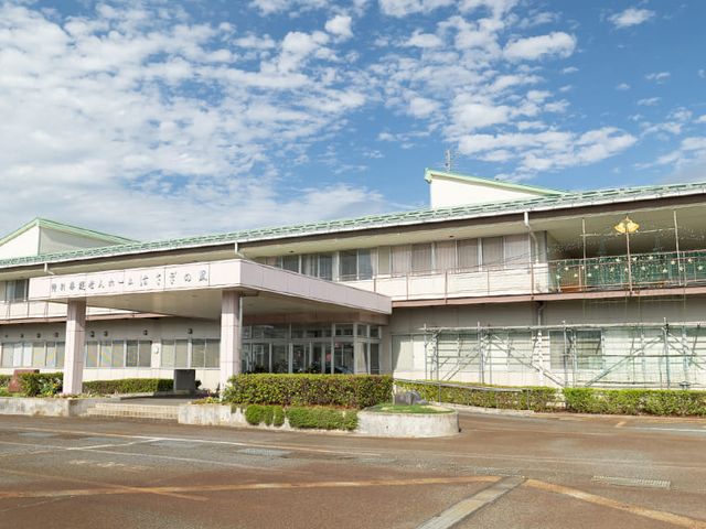 広々とした建物 外観 外観   開放的な広場に面した大規模な建物です。地域の快適な職場環境が感じられます。