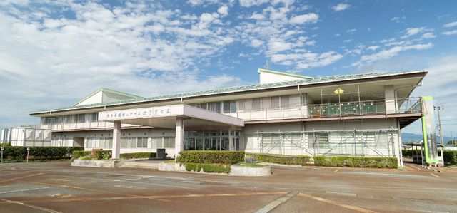 広々とした建物 外観  