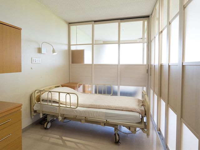 明るい居室 居室 自然光が差し込む居室では、清潔感のある雰囲気で、穏やかに過ごせます。