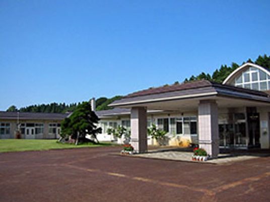明るい広場のある建物の外観