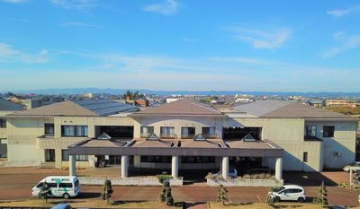 青空の建物外観