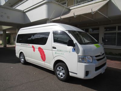 白い送迎バス外観