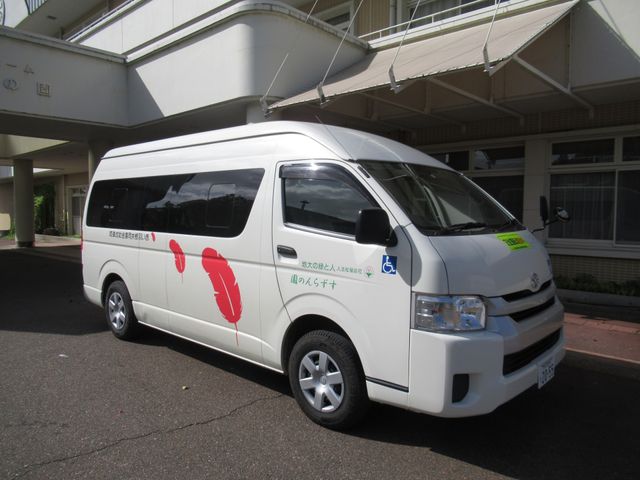 白い送迎バス外観 外観 設備が充実した送迎バスがあり、通勤の際も安心です。外観のデザインも清潔感があります。