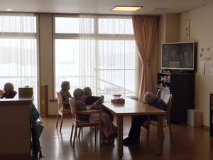自然光の明るいラウンジ