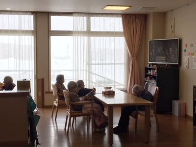 自然光の明るいラウンジ