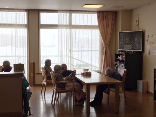 自然光の明るいラウンジ