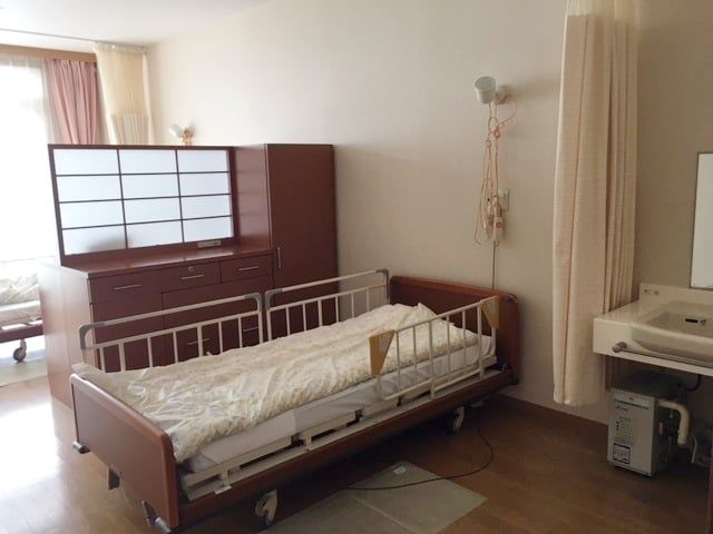 車椅子対応の居室 居室 広々とした空間に調節可能なベッドを備え、快適に過ごせる居室です。