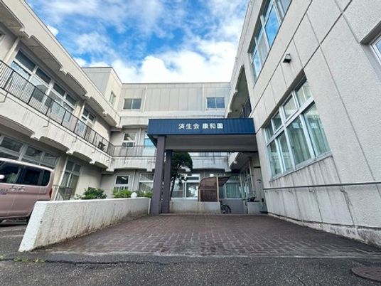 施設入口の外観  