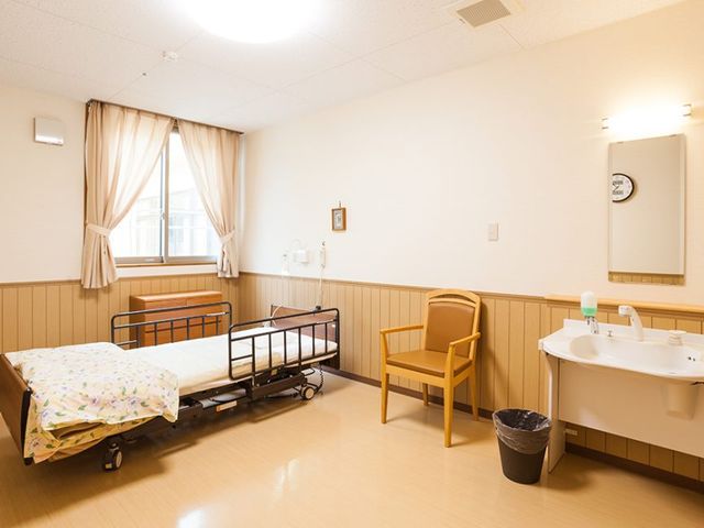 清潔な居室 居室 広々とした快適な居室で、自然光が差し込む明るい空間です。ゆったりと過ごせます。