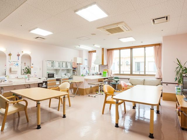 明るい共有スペース リビング 自然光が差し込み、広々としたリビングは快適で過ごしやすい空間です。リラックスしながら交流できます。