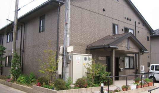 落ち着いた建物の外観